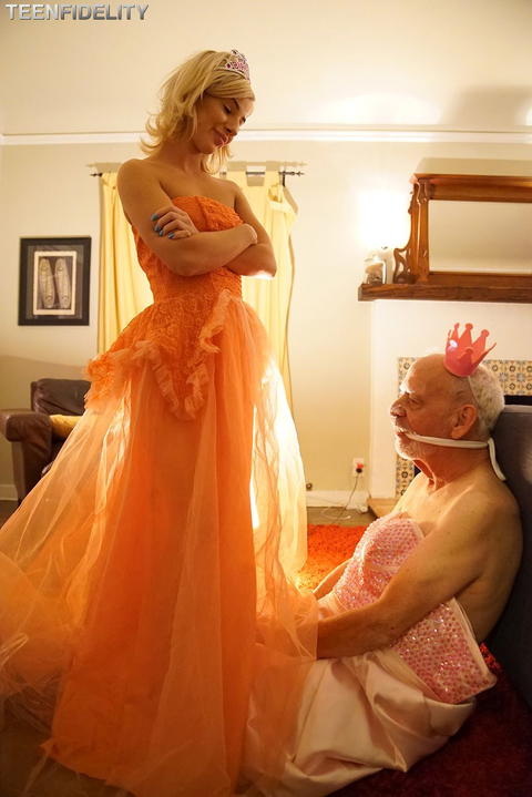 Bella Elise Rose - Bella Elise Rose Birthday Sex Pictures! - photo 1 of 1