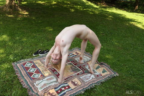 Emma Starletto - Emma Starletto All Nude In A Park! - photo 10 of 16