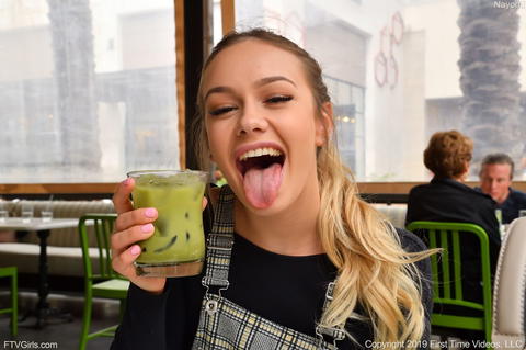 Naomi Swann - Naomi Swann Flashing Her Tight Ass In Public! - photo 3 of 15