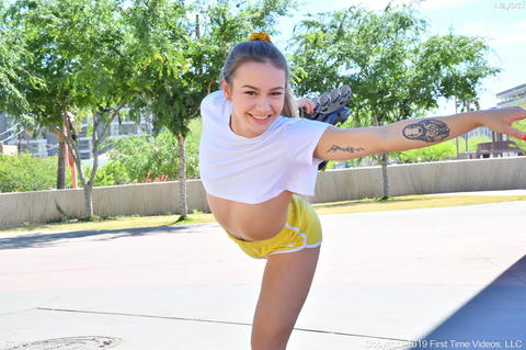Naomi Swann - Naomi Swann Roller Blading Over To A Nude Photoshoot! - photo 6 of 16